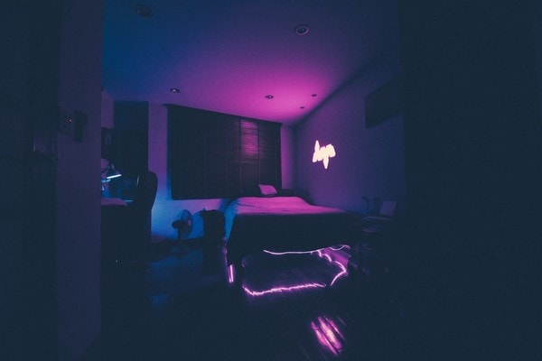 grow-lights-neons-bedroom