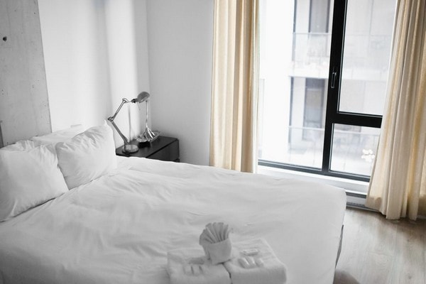 hotel-style-bedroom