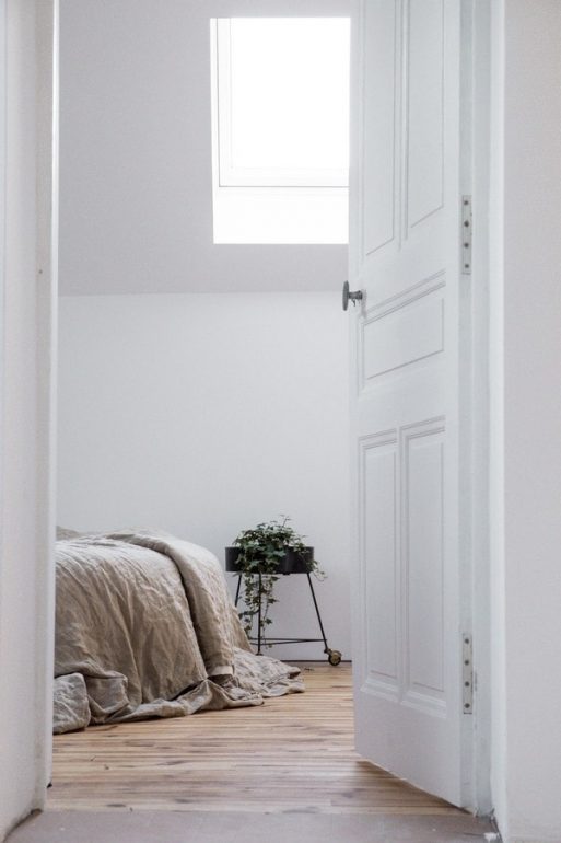 simple-antiques-bedroom-corner
