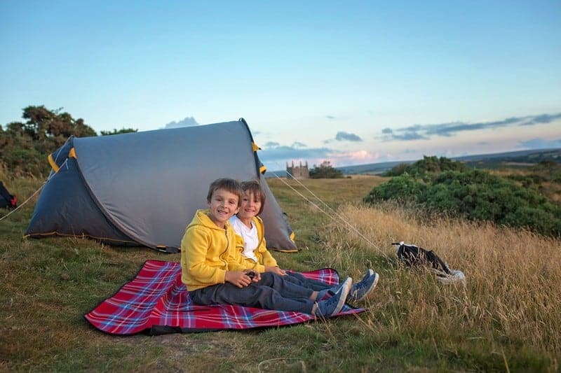 11 Best Blankets for Minimalist Camping All Year Round
